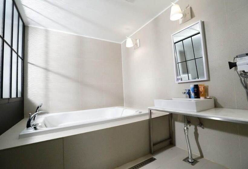 Chambre Deluxe, Myeongjak