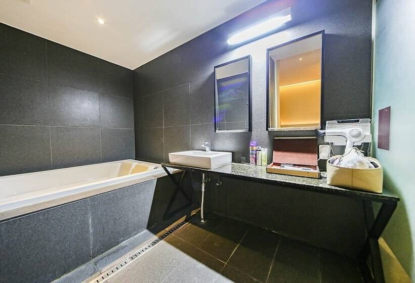 Delüks Oda, Myeongjak