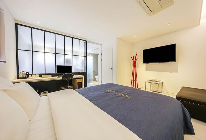 Delüks Oda, Myeongjak