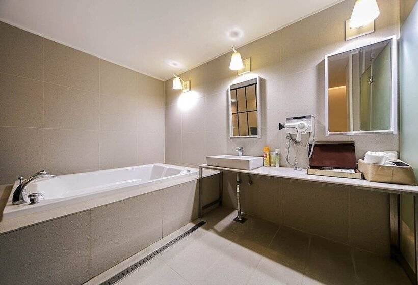 Chambre Deluxe, Myeongjak