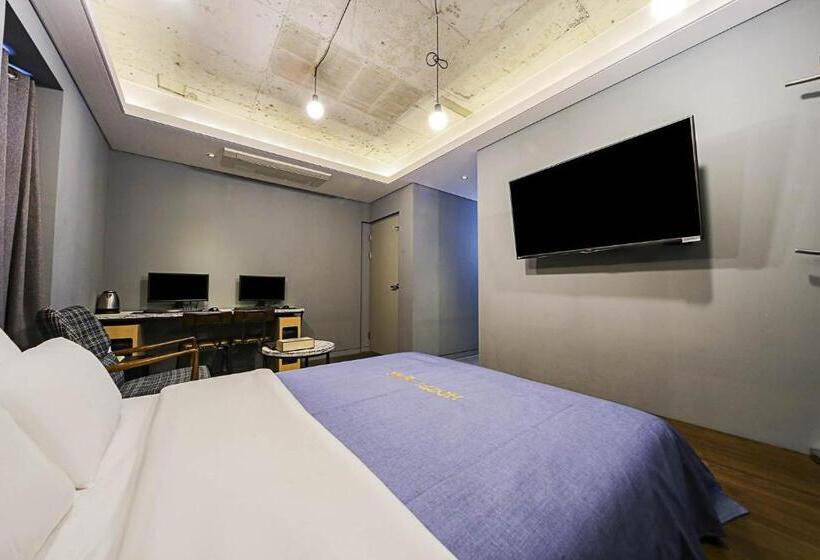 Delüks Oda, Myeongjak