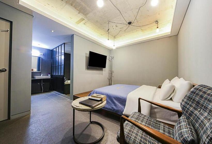 Номер Deluxe, Myeongjak
