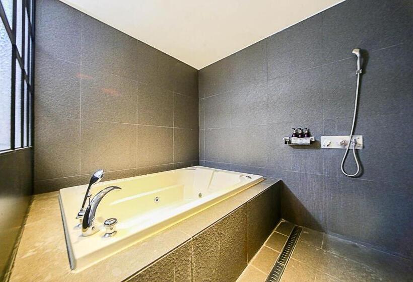 Chambre Deluxe, Myeongjak