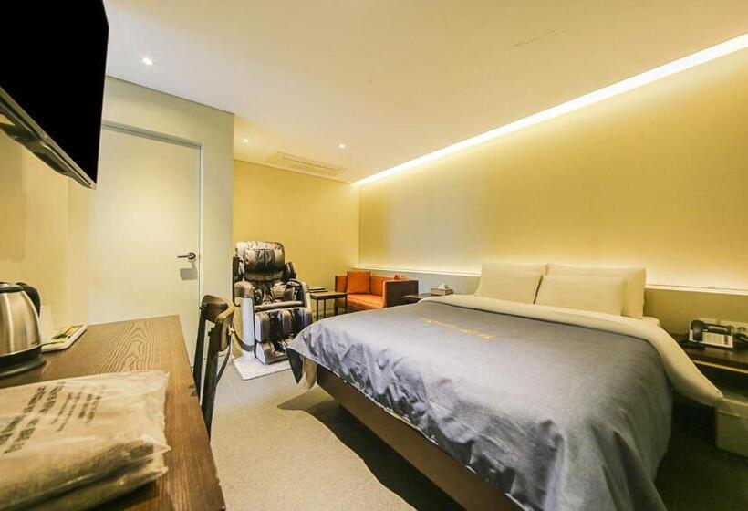 Delüks Oda, Myeongjak