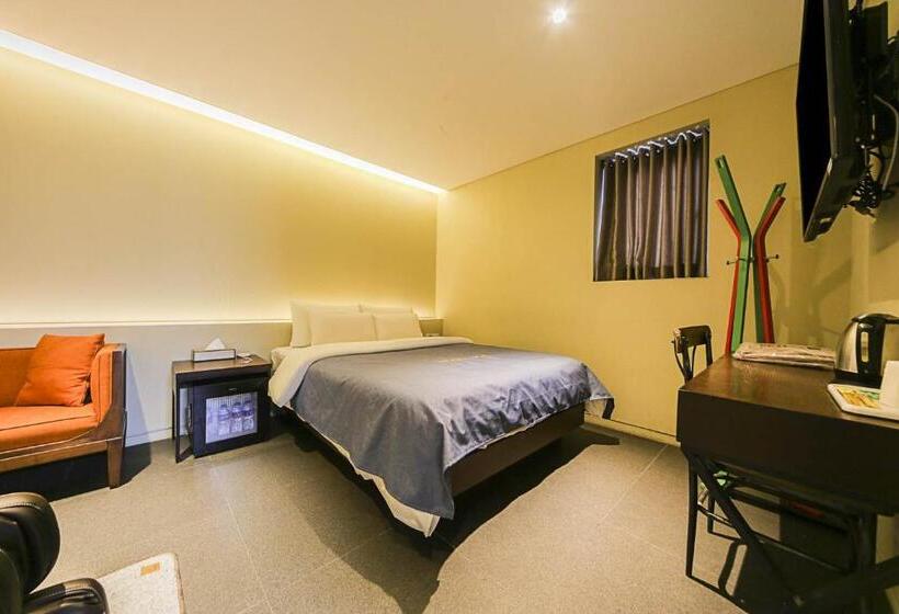 Delüks Oda, Myeongjak