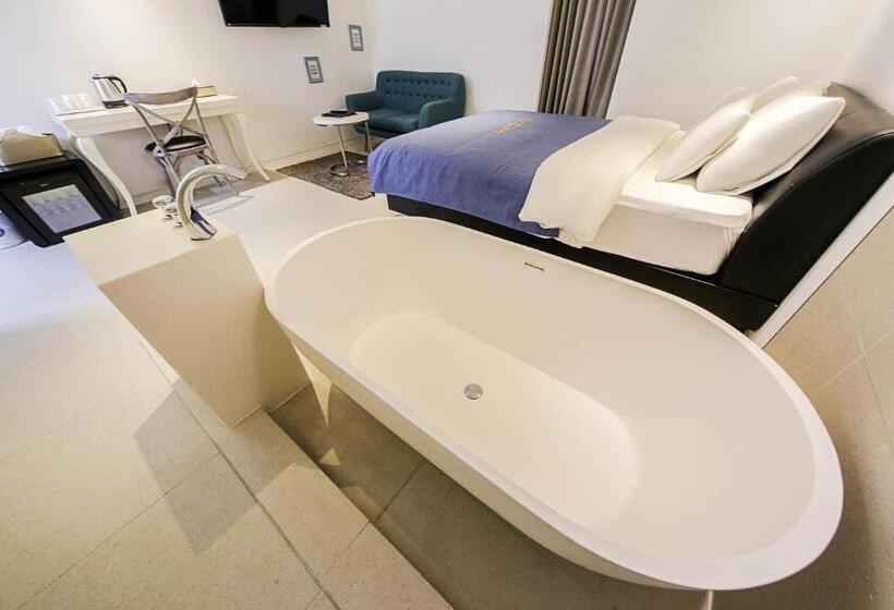 Chambre Deluxe, Myeongjak