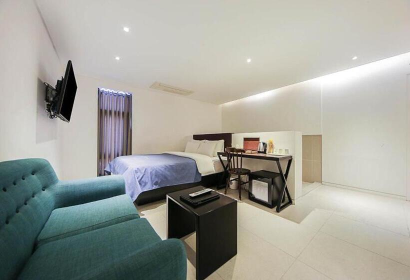 Delüks Oda, Myeongjak