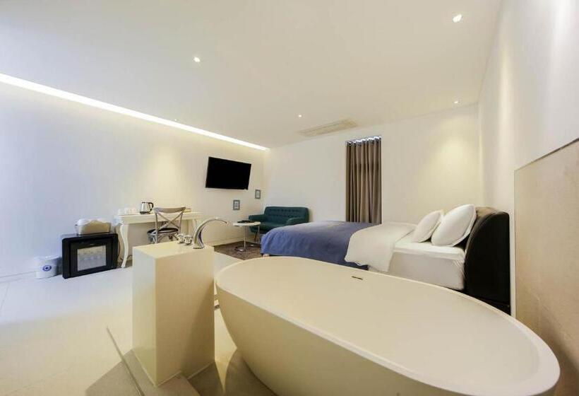 Chambre Deluxe, Myeongjak