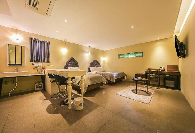 Chambre Familiale Deluxe, Myeongjak