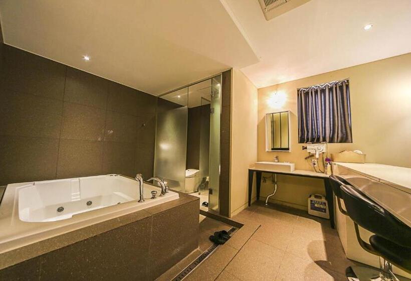 Chambre Familiale Deluxe, Myeongjak