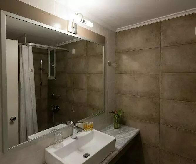 اتاق لوکس با چشم‌انداز دریا, Ostria