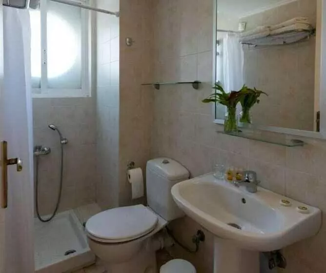 اتاق لوکس با چشم‌انداز دریا, Ostria