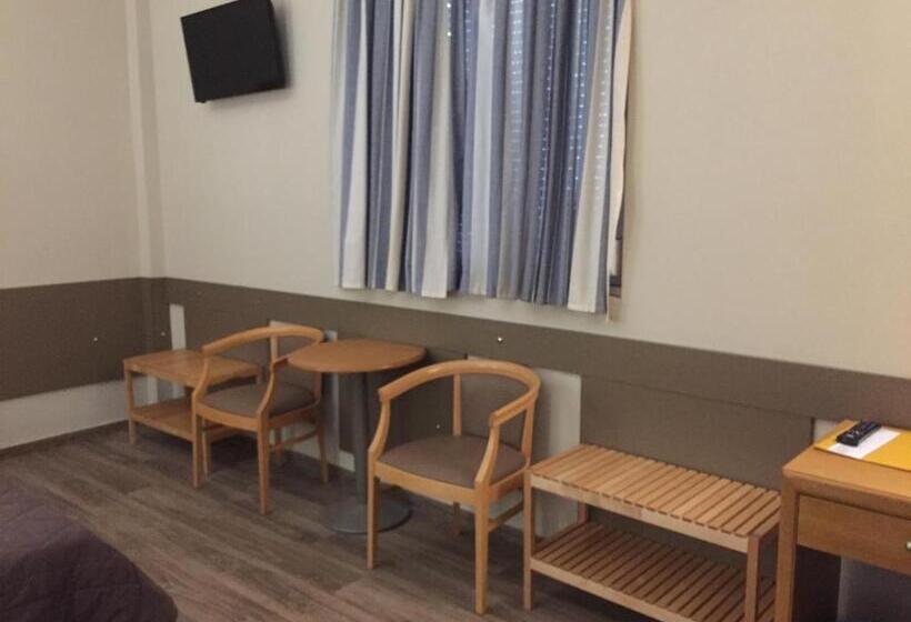 基本三人间, Ostria