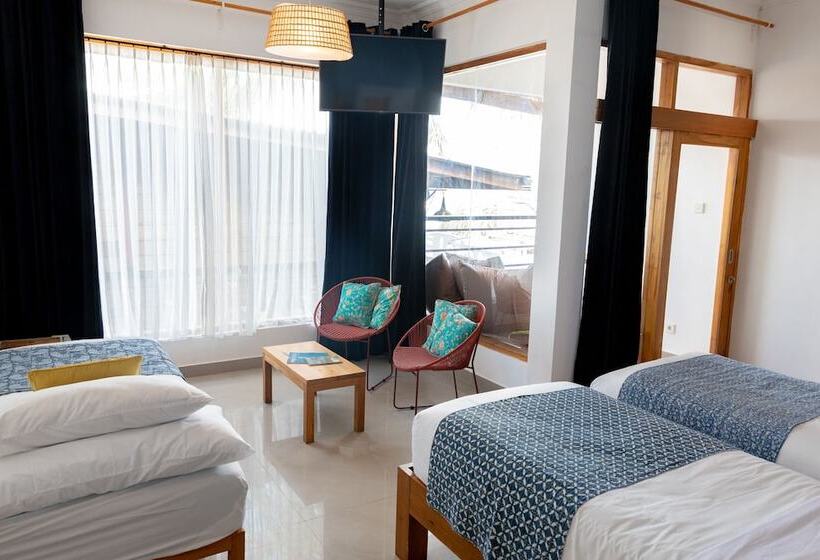 Трехместный Номер Стандарт Боковой Вид на Море, Pesona Beach Resort & Spa