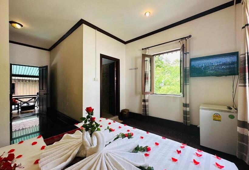 اتاق لوکس با بالکن, Thatsaphone