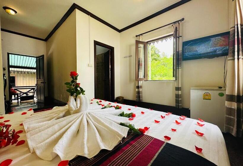 اتاق لوکس با بالکن, Thatsaphone