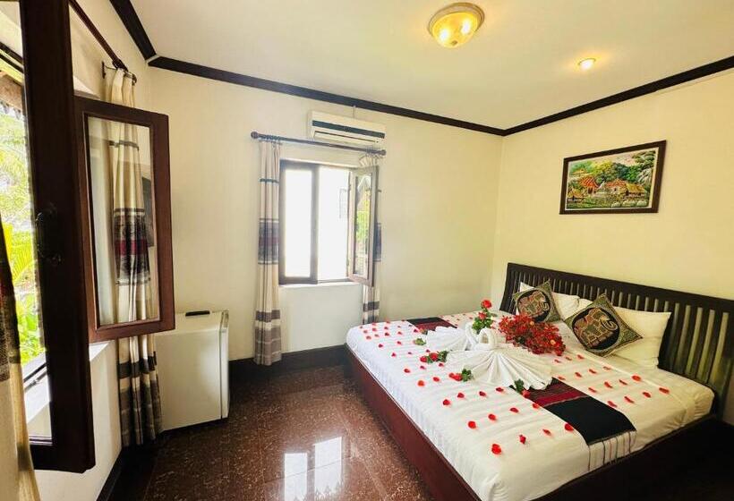 اتاق لوکس با بالکن, Thatsaphone