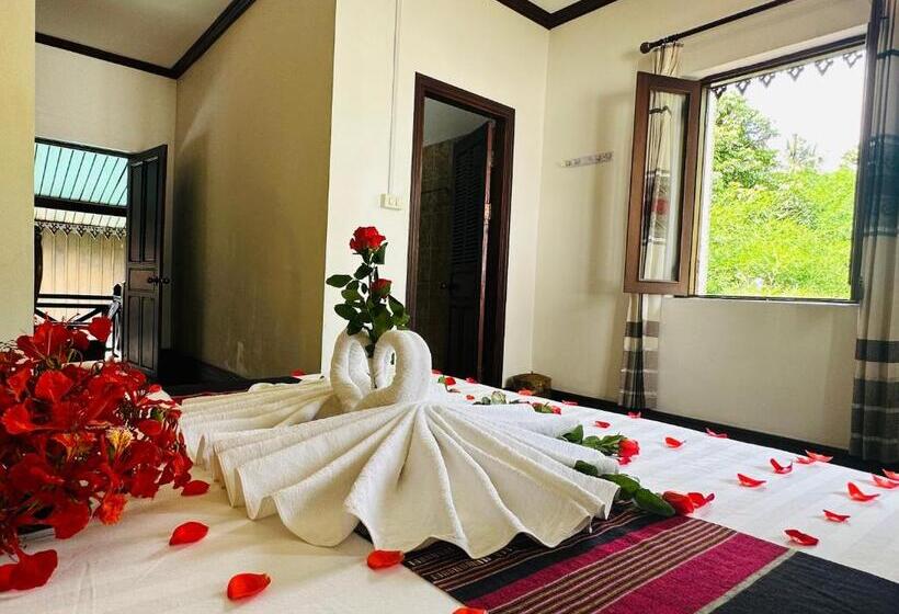 اتاق لوکس با بالکن, Thatsaphone