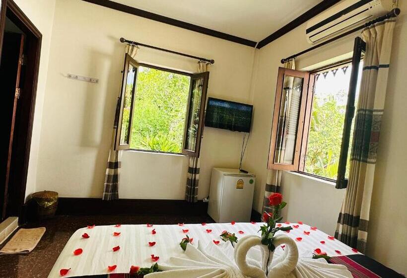 اتاق لوکس با بالکن, Thatsaphone