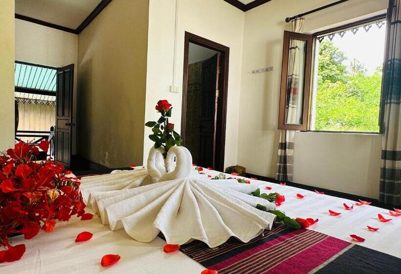 اتاق لوکس با بالکن, Thatsaphone