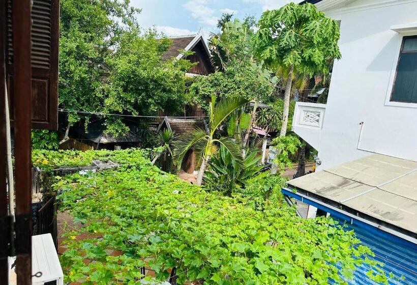 اتاق سوپریور با بالکن, Thatsaphone