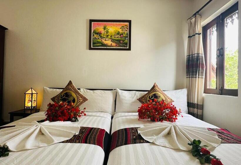 اتاق سوپریور با بالکن, Thatsaphone