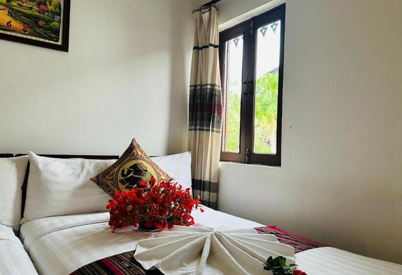 اتاق سوپریور با بالکن, Thatsaphone