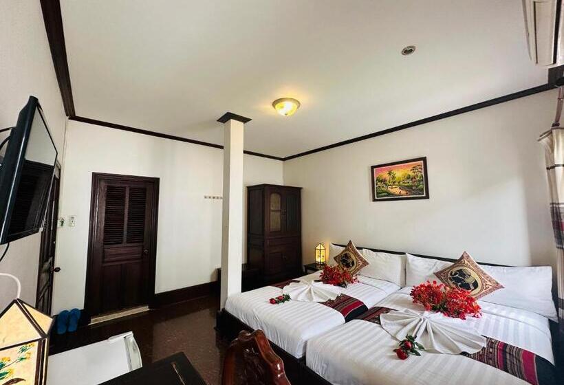 اتاق سوپریور با بالکن, Thatsaphone