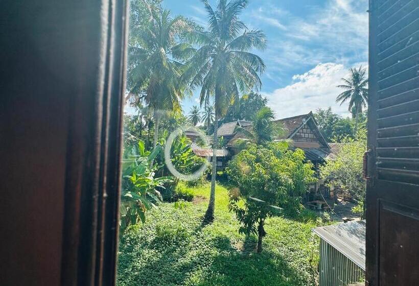 اتاق لوکس سه تخته, Thatsaphone