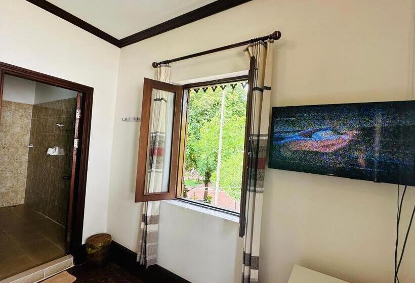 اتاق لوکس با بالکن, Thatsaphone