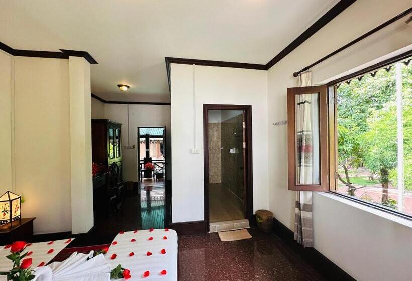 اتاق لوکس با بالکن, Thatsaphone