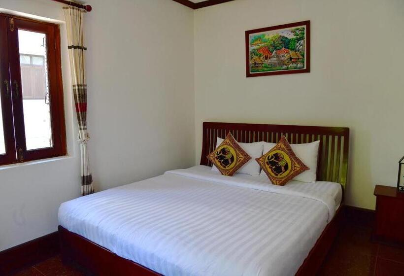 اتاق لوکس با بالکن, Thatsaphone