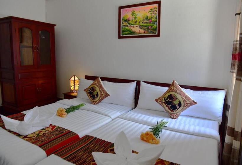 اتاق سوپریور با بالکن, Thatsaphone