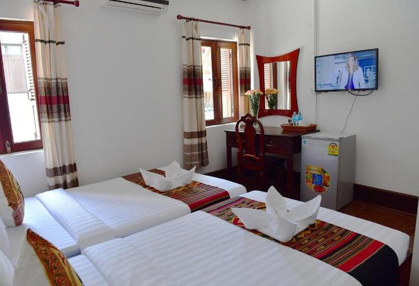 اتاق سوپریور با بالکن, Thatsaphone