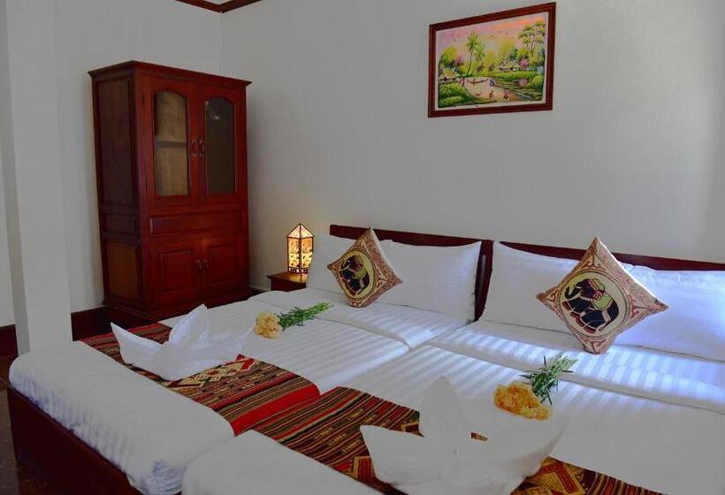 اتاق سوپریور با بالکن, Thatsaphone