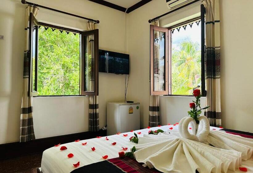 اتاق لوکس با بالکن, Thatsaphone