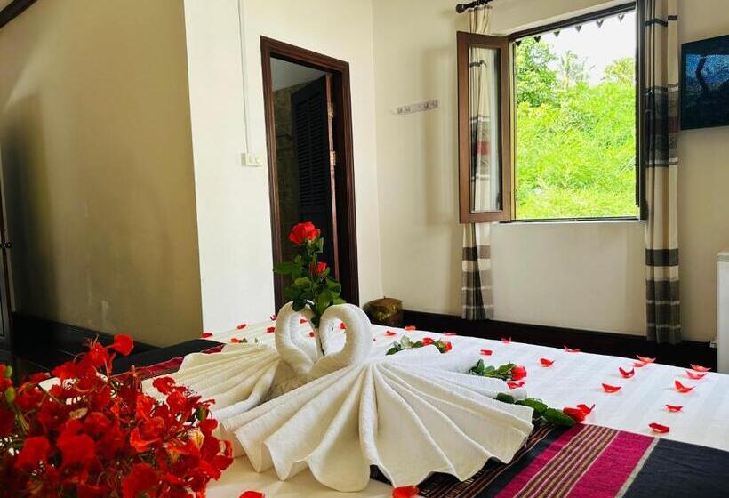 اتاق لوکس با بالکن, Thatsaphone