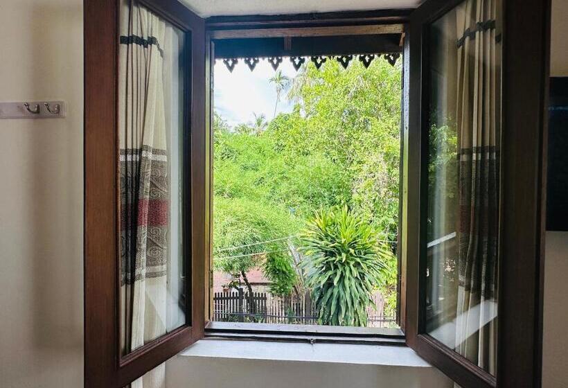 اتاق لوکس با بالکن, Thatsaphone