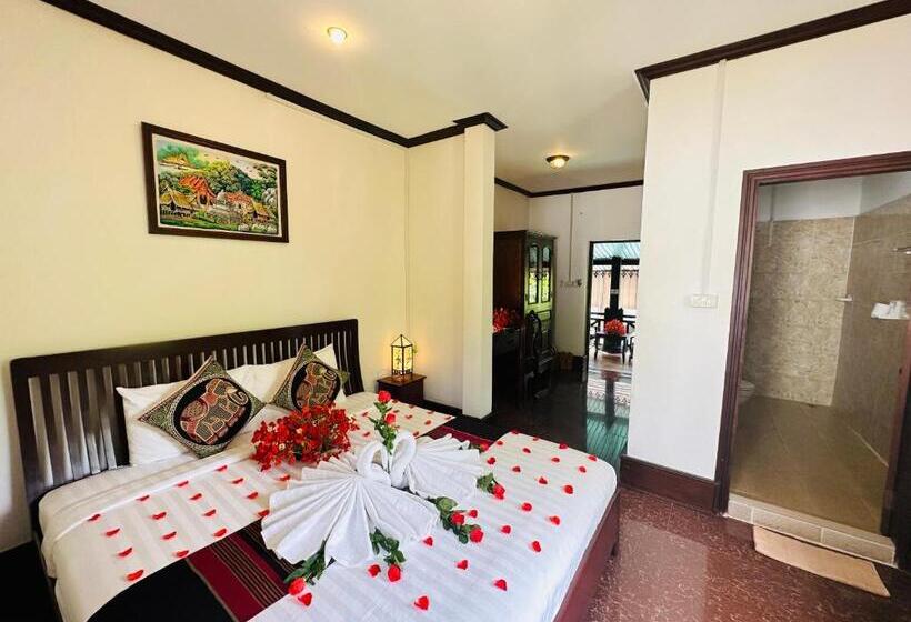 اتاق لوکس با بالکن, Thatsaphone