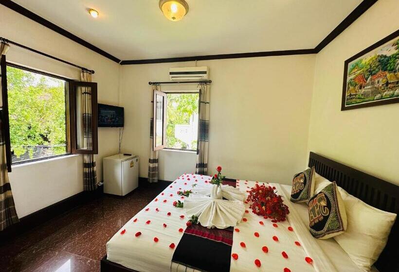 اتاق لوکس با بالکن, Thatsaphone