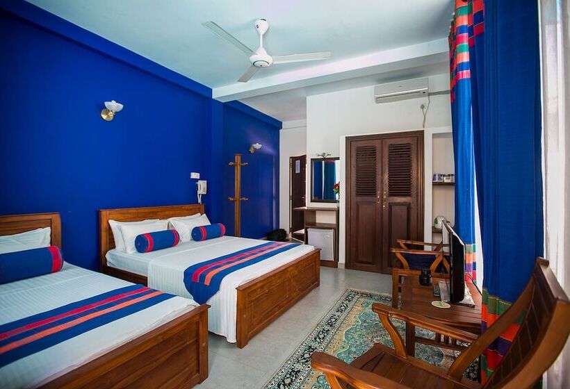 标准三人间, Villa Baywatch Rumassala