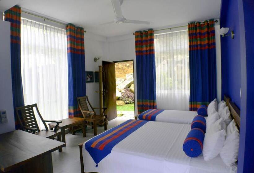 标准三人间, Villa Baywatch Rumassala