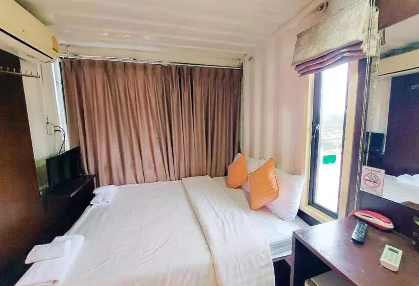 اتاق اکونومی, Retro Box Hotel Chumphon