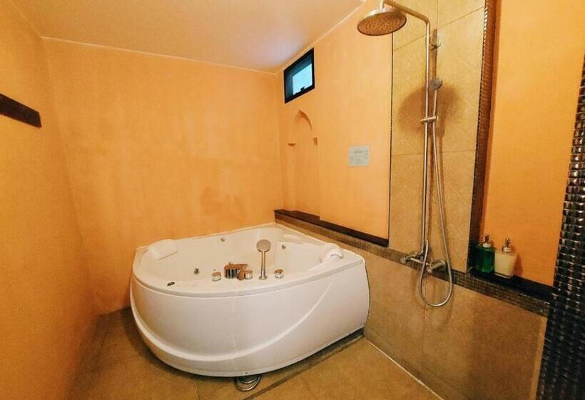 جناح مزود بجاكوزى, Retro Box Hotel Chumphon