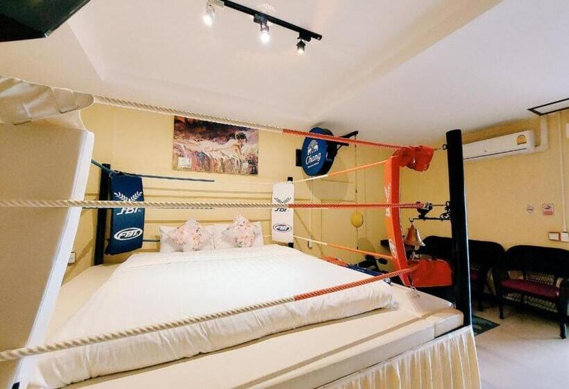 جناح مزود بجاكوزى, Retro Box Hotel Chumphon