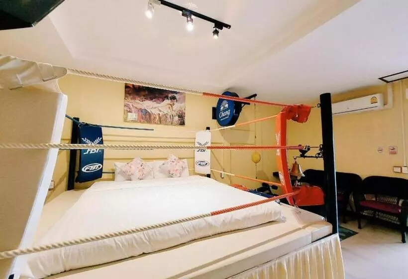 سوئیت با وان آب گرم, Retro Box Hotel Chumphon