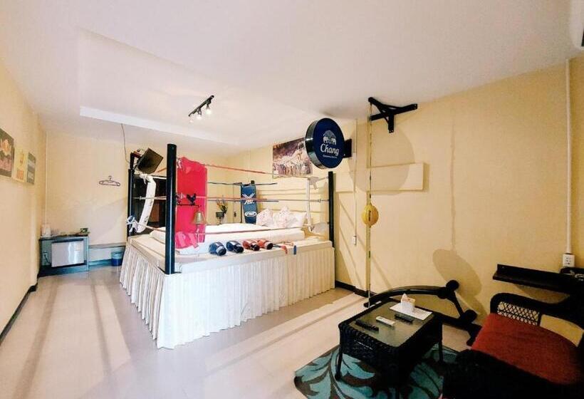 자쿠지 스위트, Retro Box Hotel Chumphon
