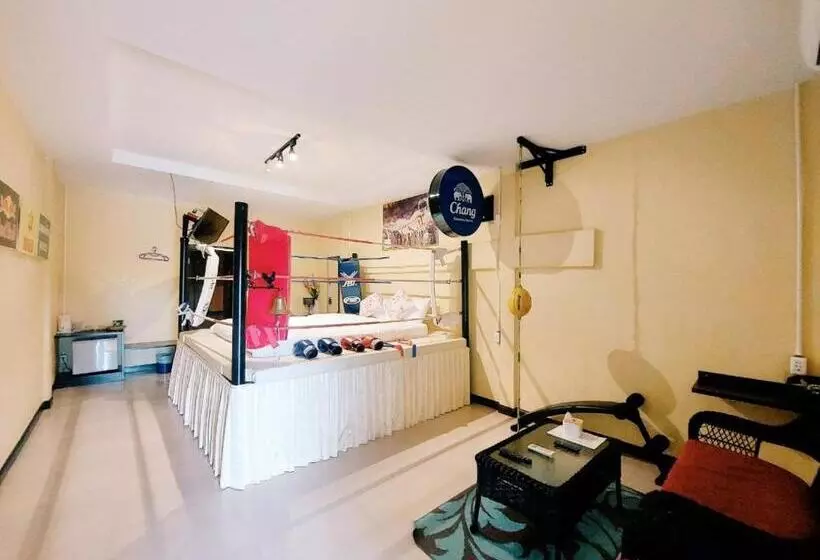 سوئیت با وان آب گرم, Retro Box Hotel Chumphon