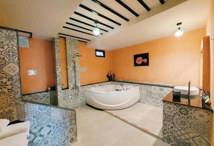 جناح مزود بجاكوزى, Retro Box Hotel Chumphon