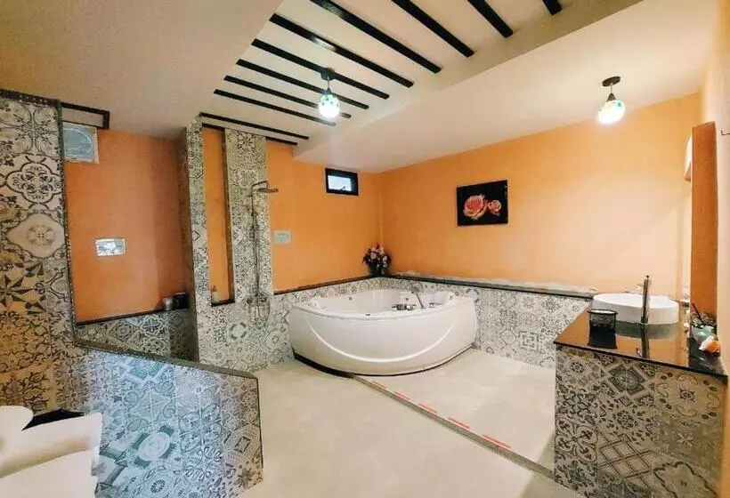 سوئیت با وان آب گرم, Retro Box Hotel Chumphon